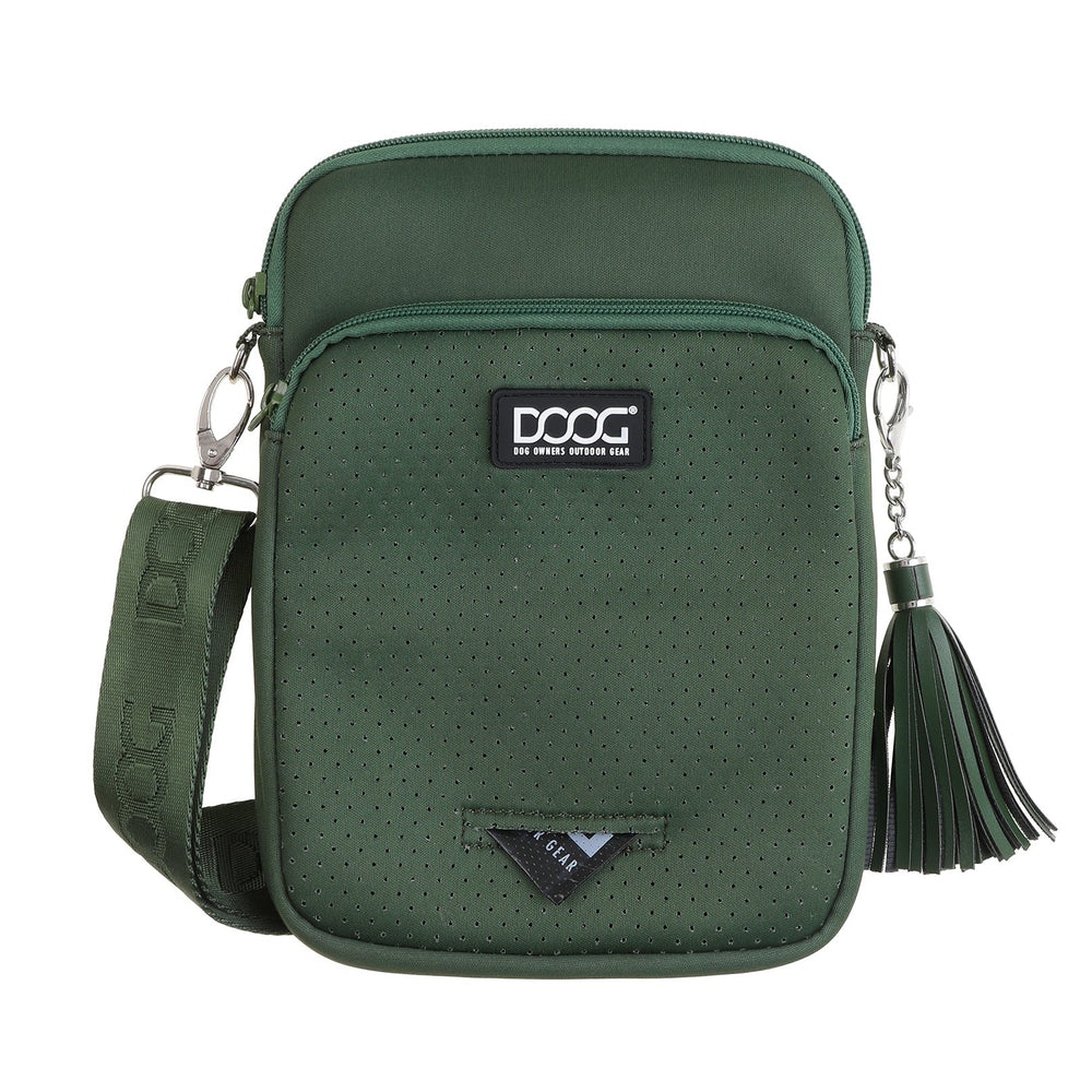 Grüne DOOG Neosport Umhängetasche mit perforiertem Design, Reißverschluss und abnehmbarem Quastenanhänger.