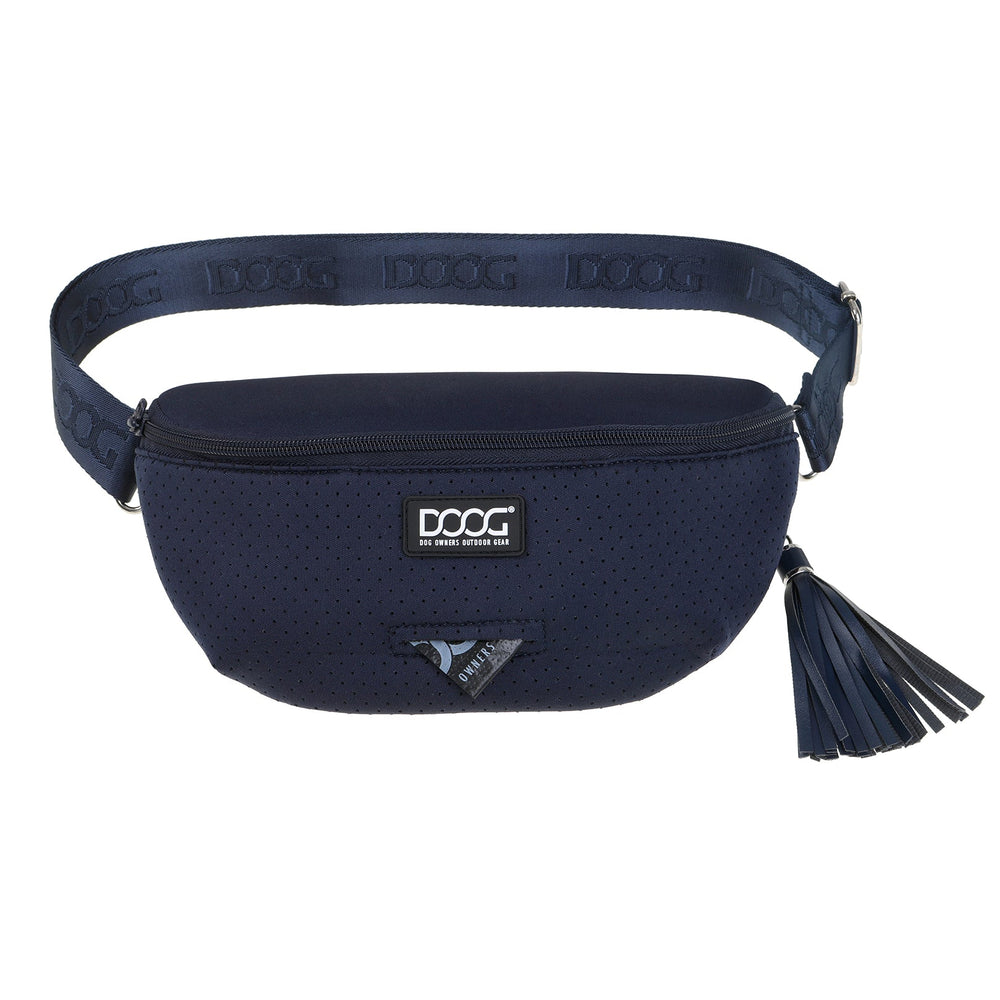 Dunkelblaue DOOG Neosport Gürteltasche mit strukturiertem Material, verstellbarem Gurt und auffälligen Fransen.