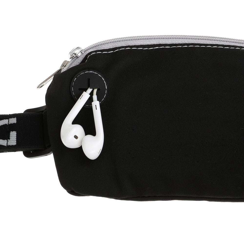 Schwarze DOOG Mini Gürteltasche mit Reißverschluss, verstellbarem Gurt und weißen Kopfhörern für einen trendigen Look.