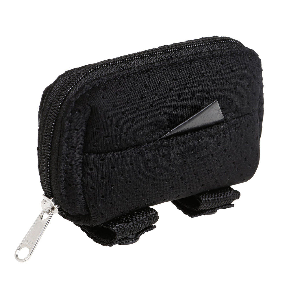 Schwarze gepolsterte DOOG Kotbeutel-Tasche mit Reißverschluss und zwei Schlaufen für einfache Befestigung im Einsatz.