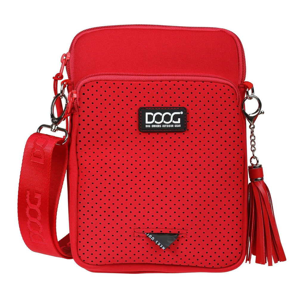 Rote Umhängetasche mit perforiertem Design, kurzer Trageriemen und Reißverschluss, ideal für stylische Freizeitlooks.