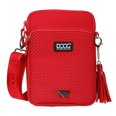 Rote Umhängetasche mit perforiertem Design, kurzer Trageriemen und Reißverschluss, ideal für stylische Freizeitlooks.