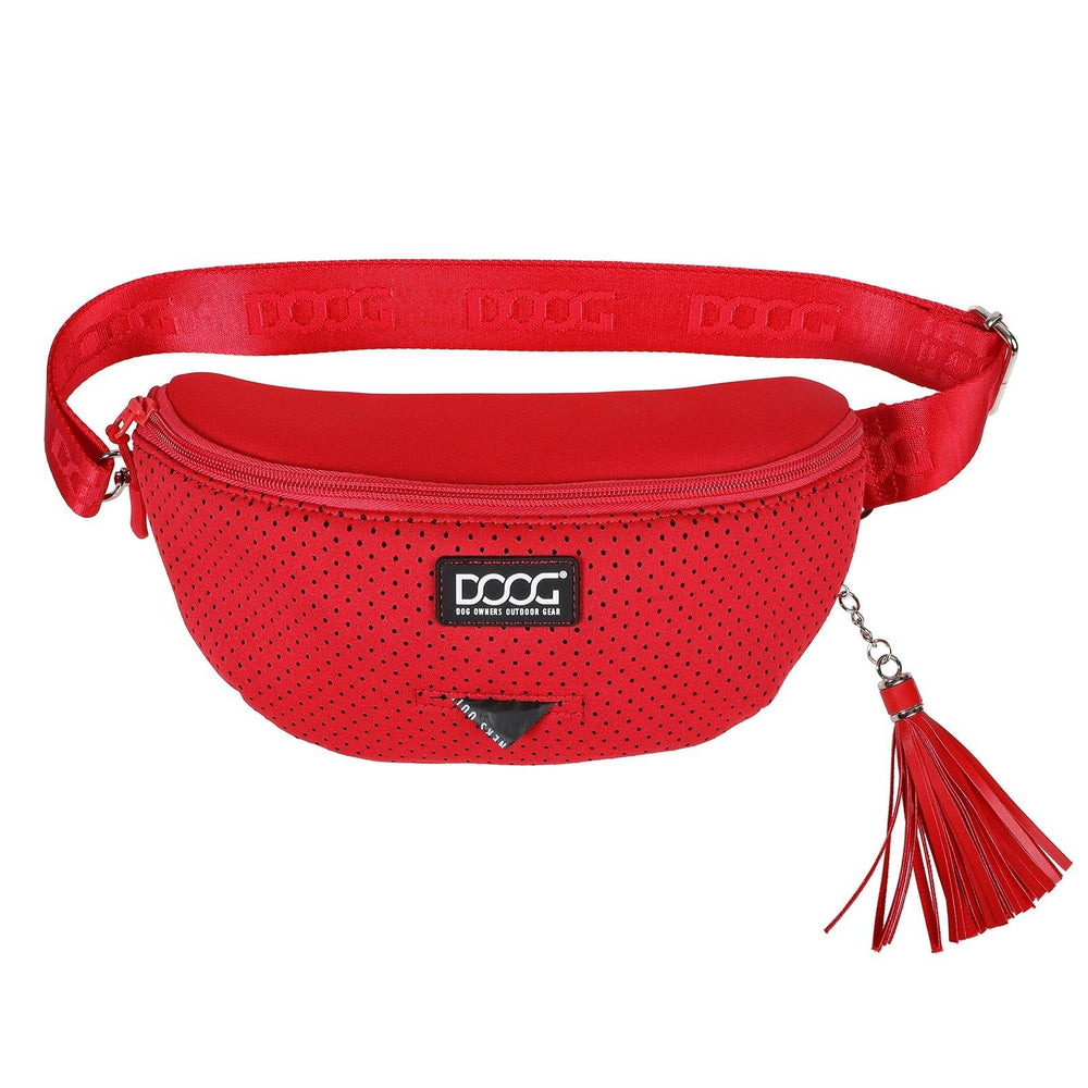 "Rote DOOG Neosport Hüfttasche aus perforiertem Material mit Reißverschluss und Quastenanhänger."
