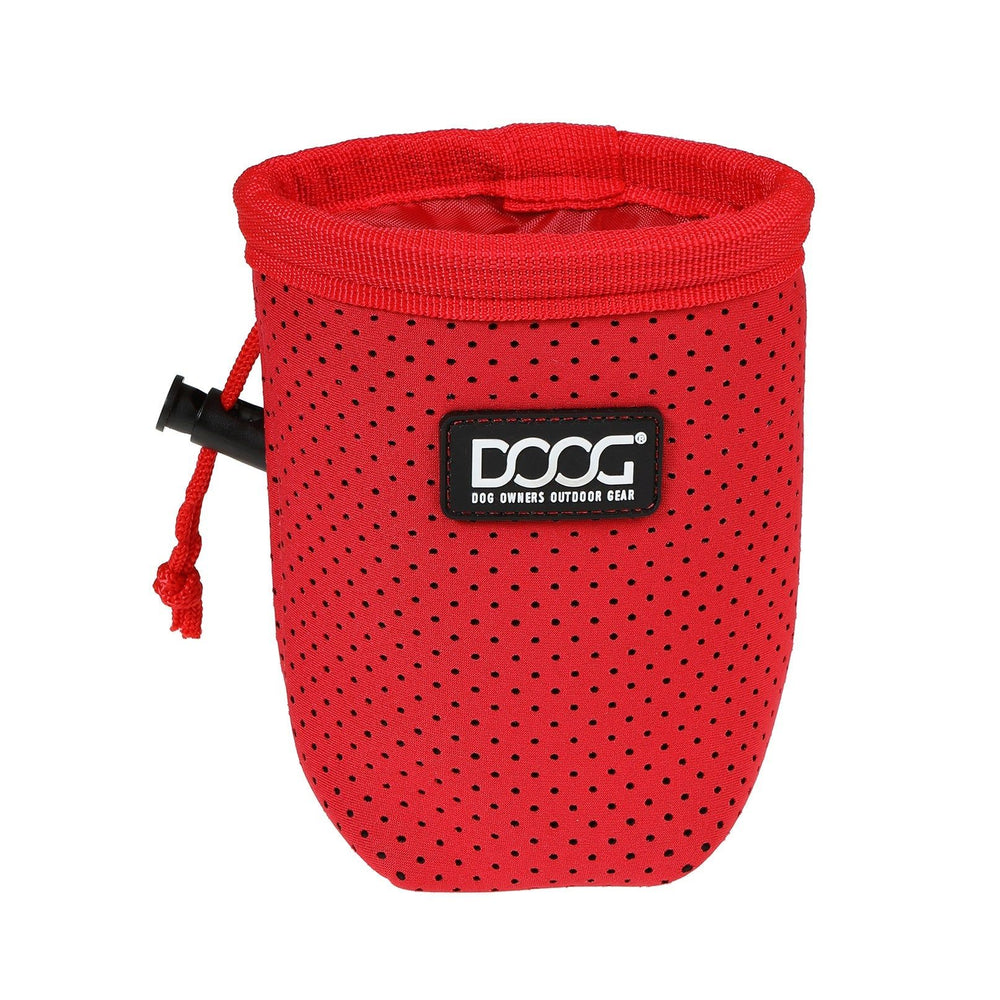 Roter DOOG Neosport Treat & Training Pouch aus atmungsaktivem Material mit Kordelverschluss und praktischer Öffnung.