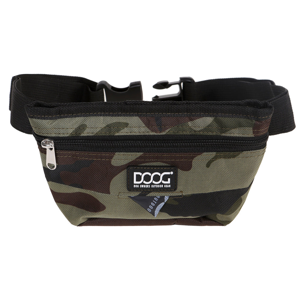 "Camouflierte DOOG Leckerchen-Tasche mit Hauptreißverschluss und verstellbarem Gürtel für Hundehalter."