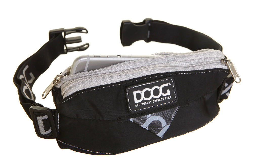 Schwarze Mini Gürteltasche mit grauem Reißverschluss und DOOG-Logo, verstellbarer Gürtel für optimalen Tragekomfort.