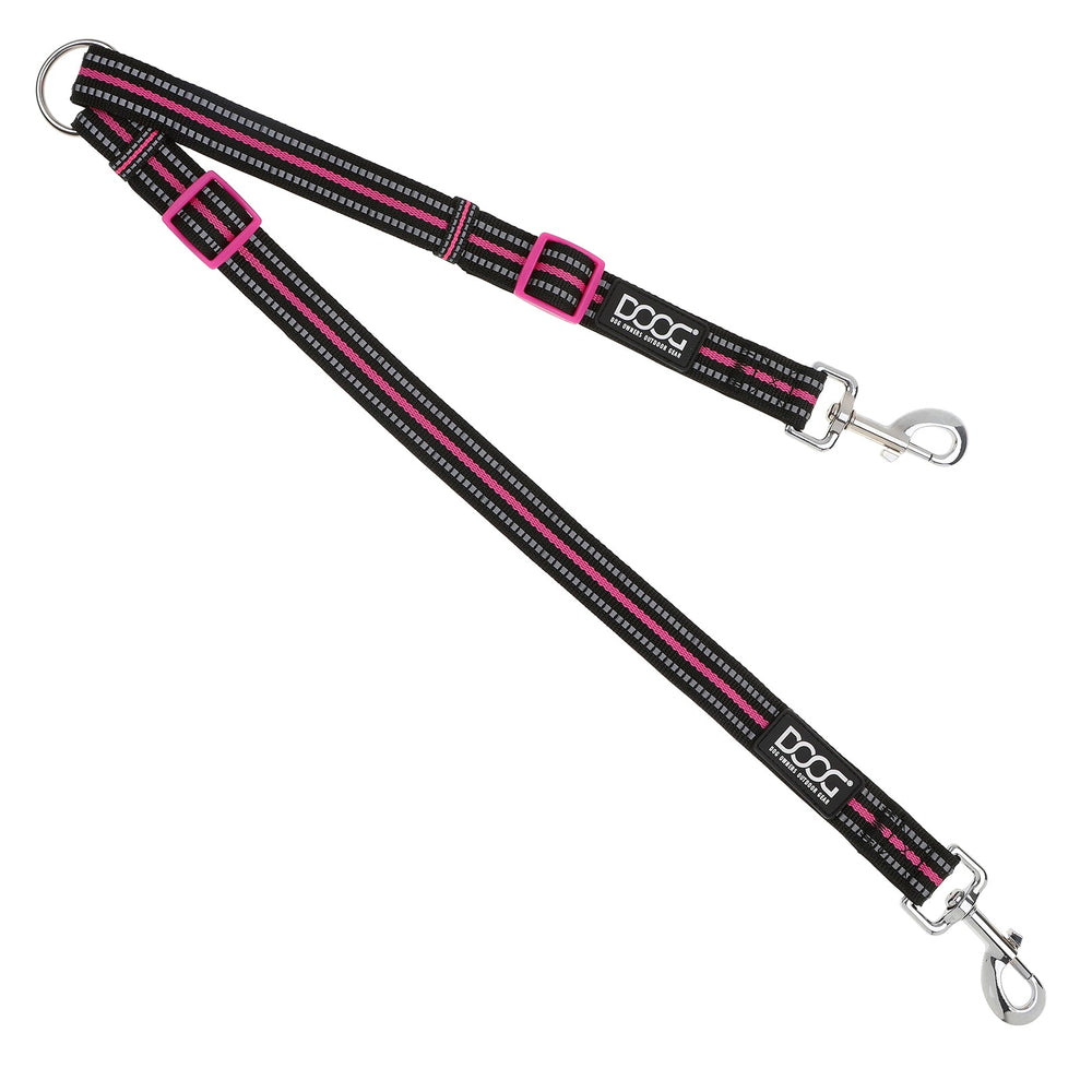 Schwarze Hundeleine mit pinken und weißen Streifen, Ausstattung mit Karabinerhaken, Markenname "DOG" sichtbar.