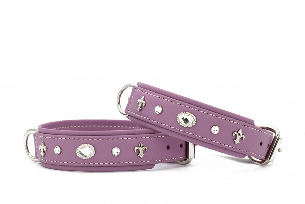 Lila Hundehalsbänder mit Schmucksteinen und Fleur-de-Lis-Verzierungen für stilvolle Vierbeiner.