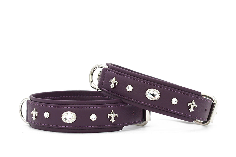Hochwertige, violette Hundehalsbänder mit silbernen Zierelementen und Ornamenten für stilvolle Haustiere.