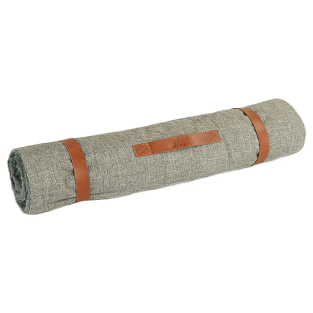 "Graue Outdoor-Decke mit robusten Ledergriffen, ideal für Reisen mit Hunden."