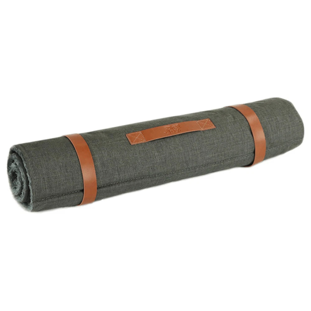 Graue Doggy Bagg Travel Roll Decke mit braunen Riemen und eingesticktem Logo, zusammengerollt für einfache Transport.
