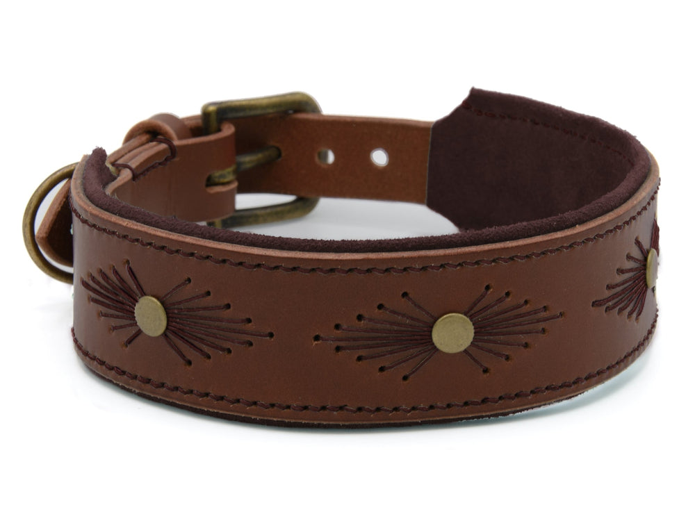 Braunes Lederhalsband WOODSTOCK mit eingeprägten Mustern, Metallknöpfen und rostfreier Schnalle für optimale Anpassung.