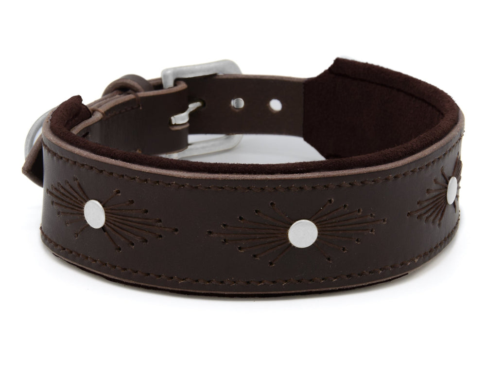 Braunes Lederhalsband WOODSTOCK mit metallischen Zierknöpfen und geprägten Mustern, dunkles Innenfutter, klassische Schnalle.