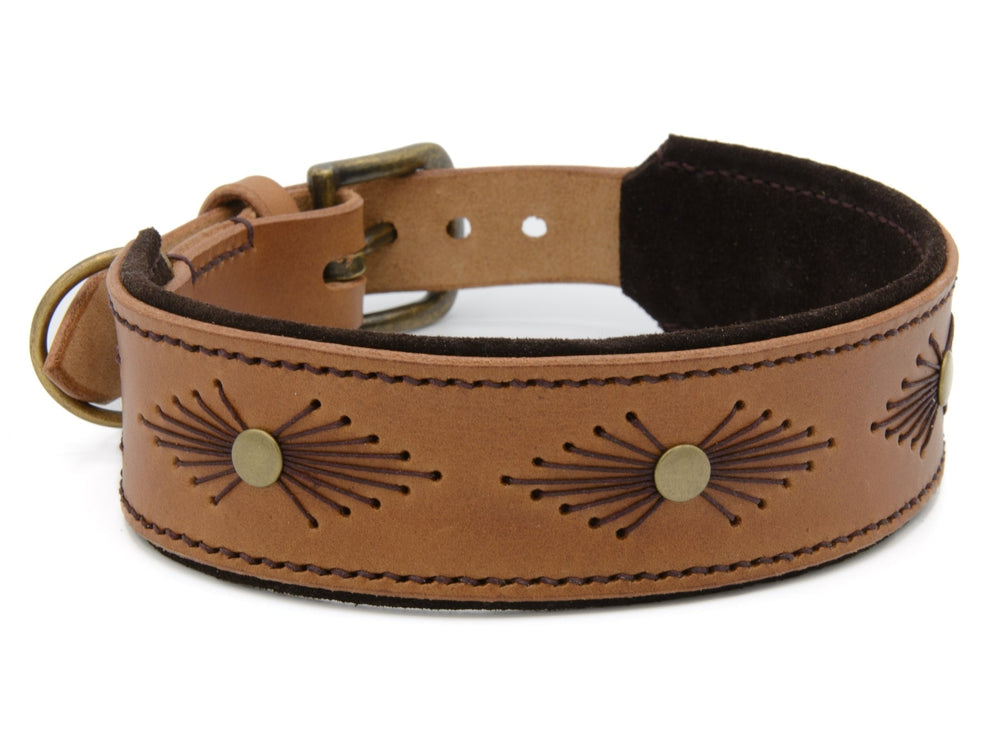 Braunes Lederhalsband WOODSTOCK mit gesteppten Mustern und dekorativer Metallbeschaffung für Hunde. Elegant und robust.