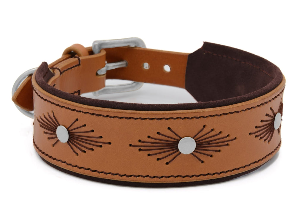 Braunes Lederhalsband "WOODSTOCK" mit eingeprägten Mustern und silbernen Nieten, perfekt für stilvolle Haustiere.