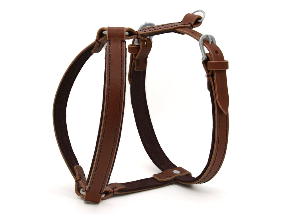 Hundegeschirr WILDFANG aus braunem Leder mit ergonomischem Design und stabilen Metallbeschlägen für optimalen Komfort.