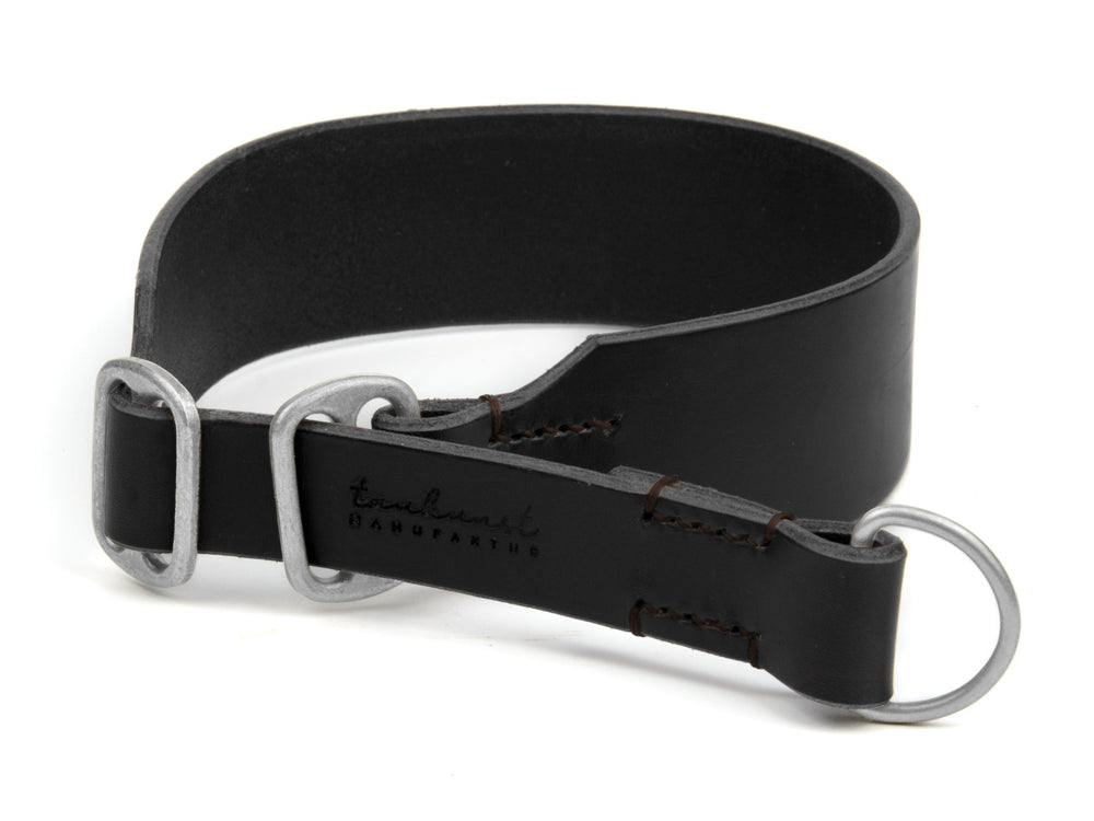 Schwarzes Lederhalsband "Waldgeist" mit metallener Schnalle und brauner Naht für Hunde, ideal zum Befestigen von Leinen.