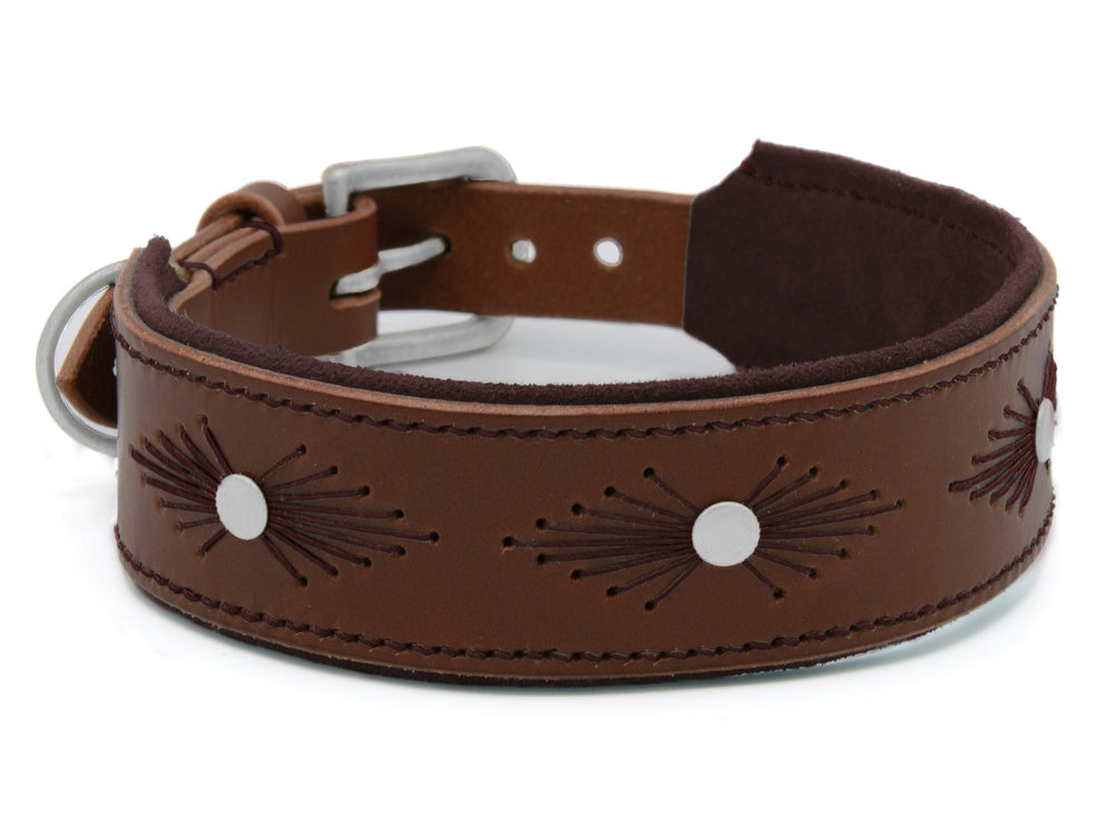 Braunes Lederhalsband WOODSTOCK mit Prägungen, Nieten und weicher Innenauskleidung für stilvolle Haustiere.