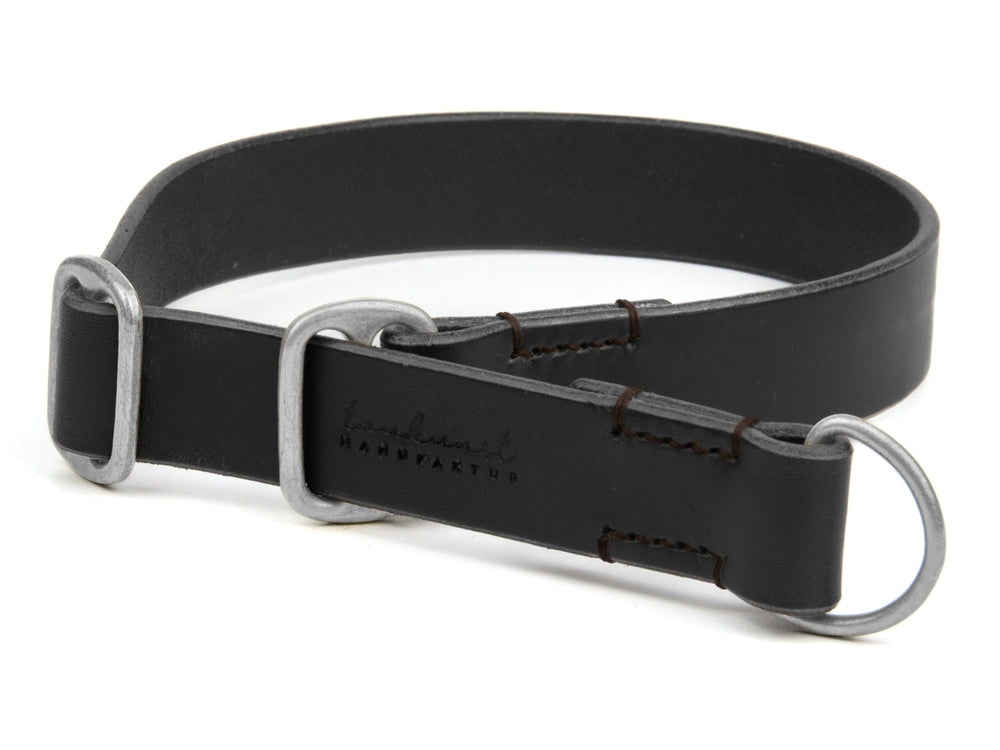 Schmaler schwarzer Lederhalsband "Waldgeist" mit silbernen Schnallen, robust und elegant gestaltet.