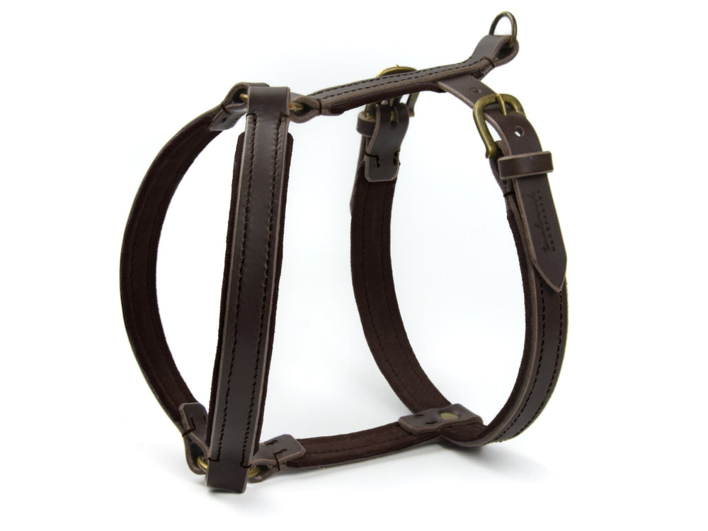 Braunes Hundegeschirr aus Leder mit handgenähter Verarbeitung und verstellbaren Schnallen für optimalen Komfort.