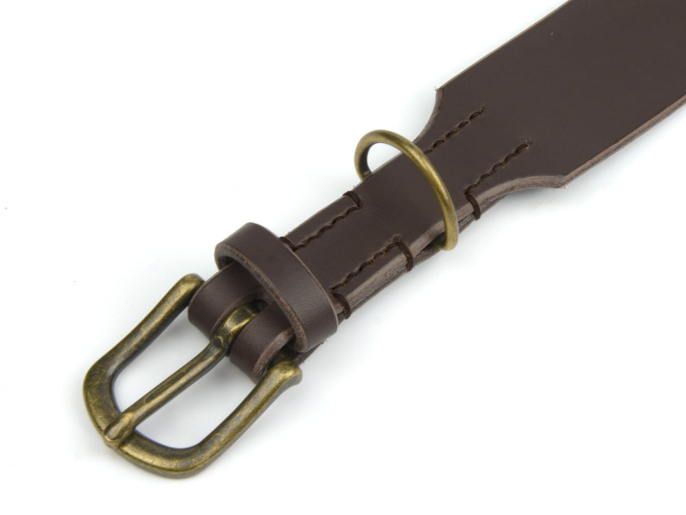 Brauner Lederhalsband Waldgeist mit antiker goldener Schnalle und Zacken, verziert mit einem kleinen Metallring.