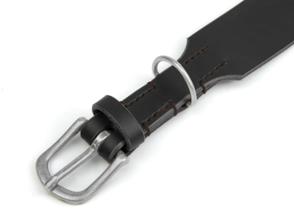 Schwarzes Lederhalsband mit silberner Metallschnalle und doppeltem Dornverschluss, ideal für stylische Auftritte.