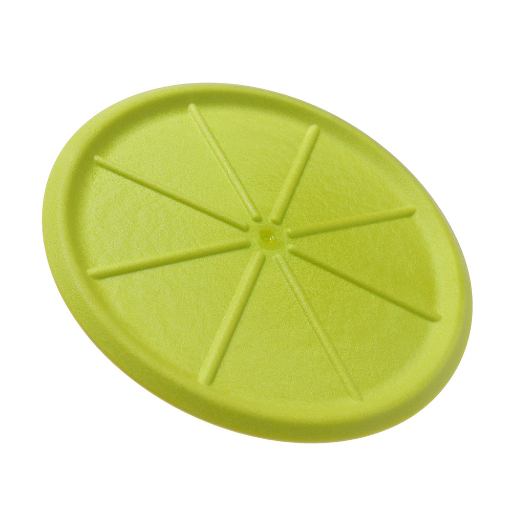 Grüne DOOG Fetch-A-Disc mit runder Form und Rillen für Hunde zum Spielen im Freien.
