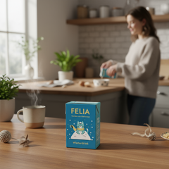 FELIA Winterdrink 2er Set für Katzen, feine Hühnerbrühe in stilvoller Küchenszene, ideal zur Flüssigkeitsaufnahme.