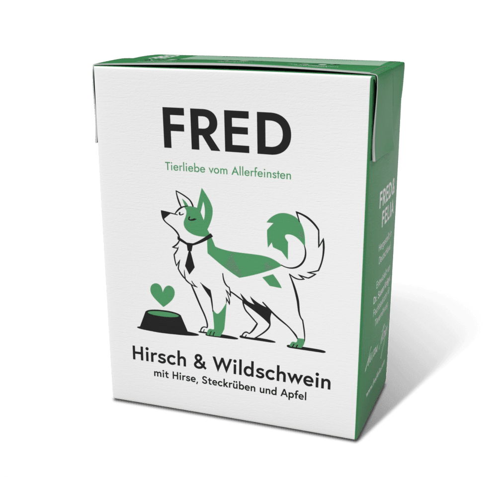 Verpackung von FRED Hundefutter mit Hirsch und Wildschwein, samt Illustration eines Hundes auf grünem Karton.