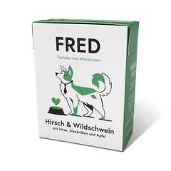 Verpackung von FRED Hundefutter mit Hirsch und Wildschwein, samt Illustration eines Hundes auf grünem Karton.
