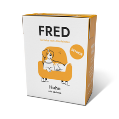FRED Huhn (SENIOR) Nassfutter für ältere Hunde, unterstützt Vitalität, Mobilität und gesunde Verdauung. Verpackung mit Hund.