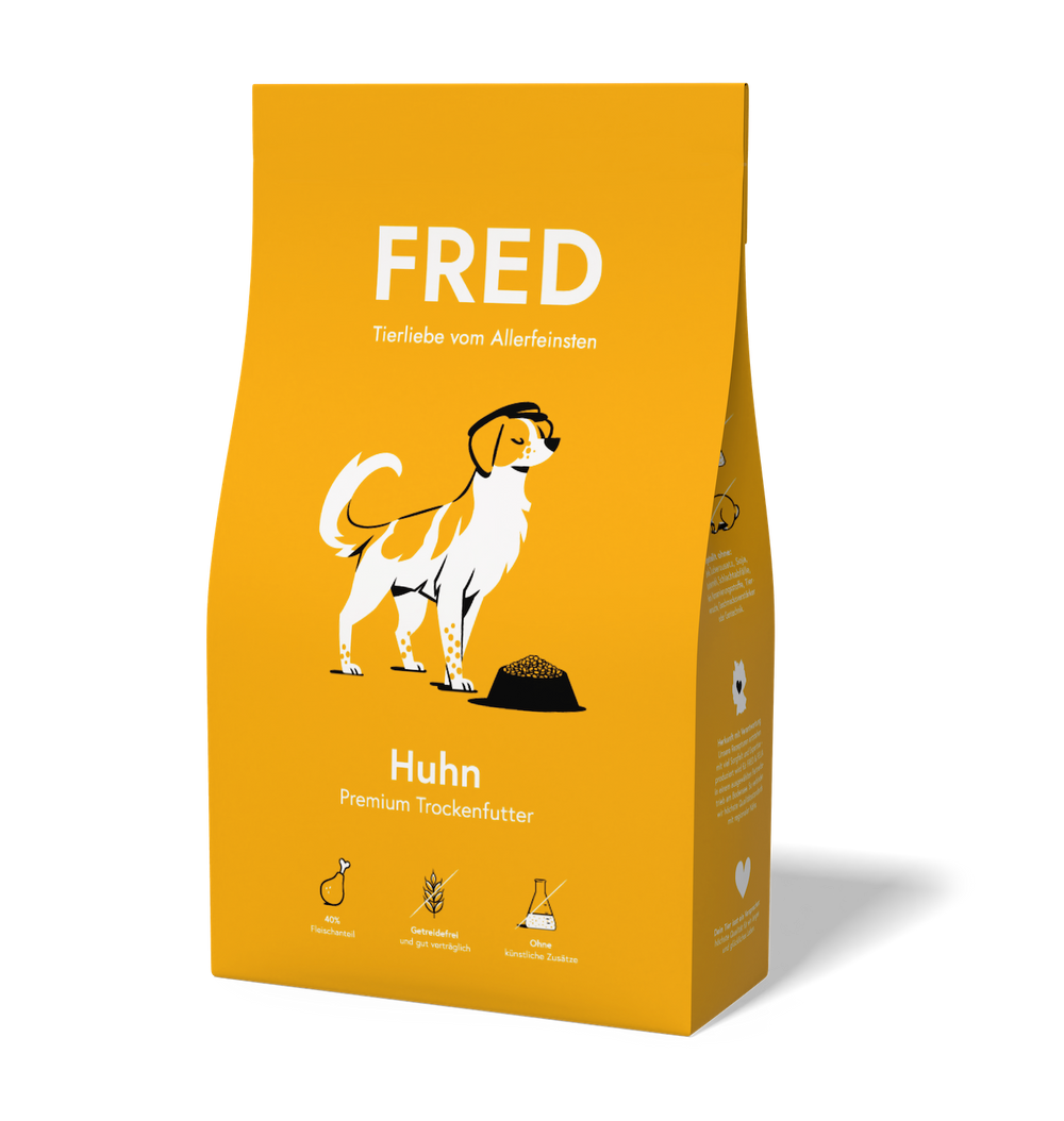 ALT-Tag für das Bild: Gelbe Verpackung von FRED Premium Trockenfutter Huhn mit stilisiertem Hund und Hinweis auf getreidefrei