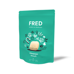 Grüne Verpackung von FRED Käsepops Hirsch mit bunten Symbolen und kreativem Design.