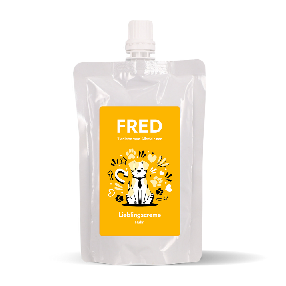 FRED Lieblingscreme Huhn 10er Set in gelbem Beutel mit Katzenmotiv für Hunde als cremigen Snack oder Futtertopping.