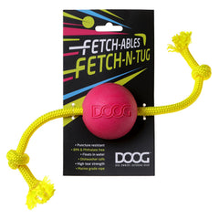 Rotes DOOG Fetch-N-Tug Hundespielzeug mit Ball und gelbem Tau, robust, schwimmfähig, BPA- und phthalatfrei.