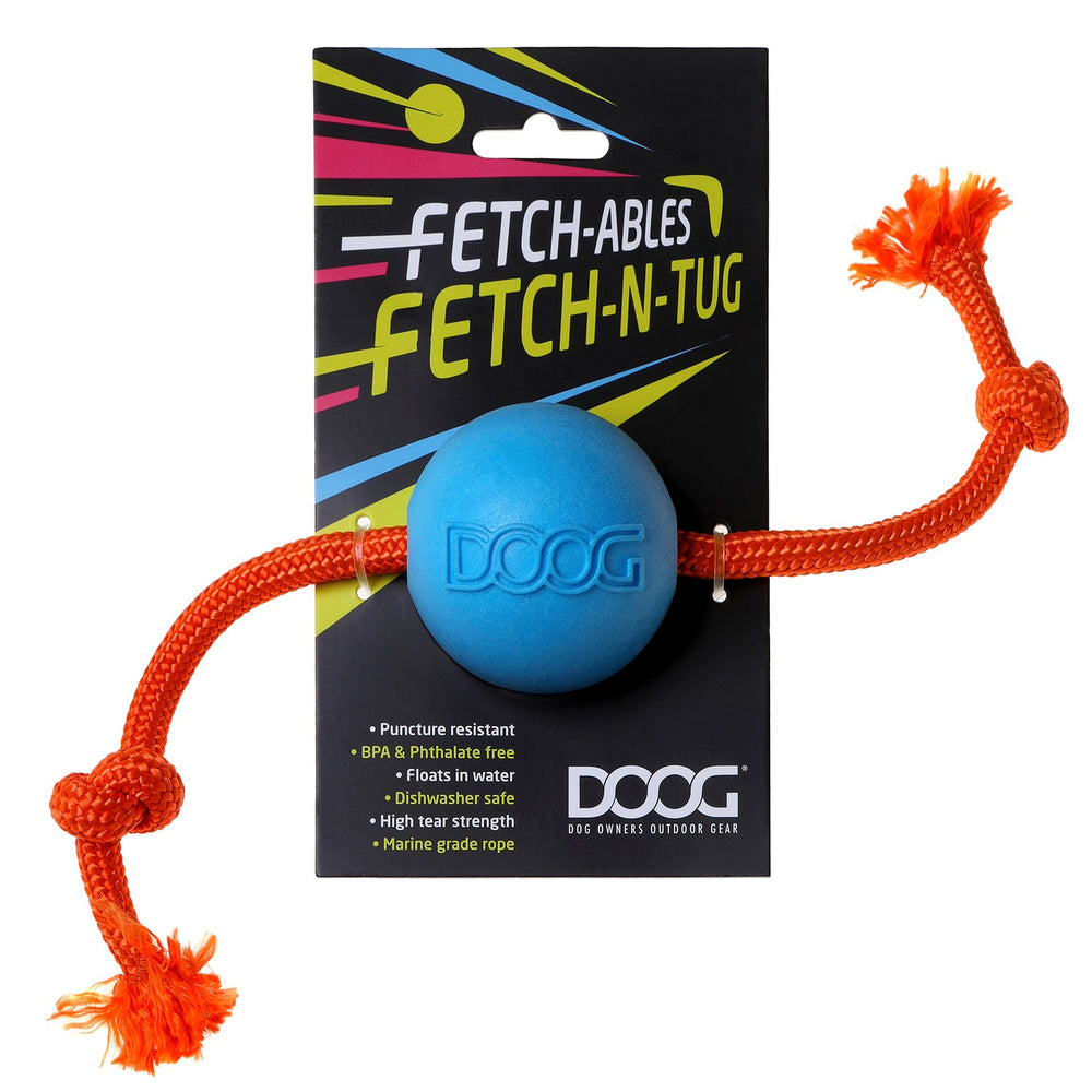 Blauer Gummiball mit "DOOG"-Aufschrift und orangefarbenem Seil für Outdoor-Spielzeug, verpackt und bereit zum Spielen.