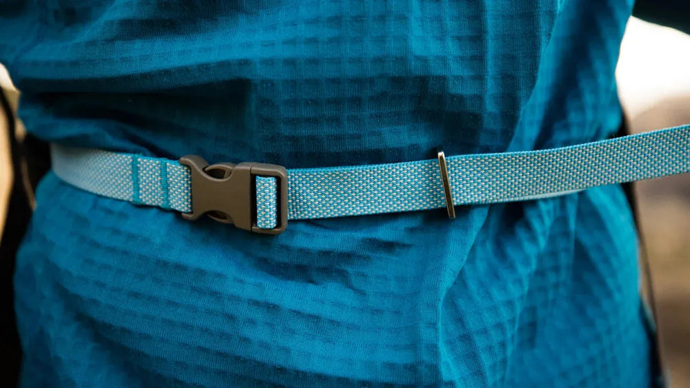Blaue Flagline™ Hundeleine mit robuster Struktur, um die Taille einer Person geschlungen, ideal für Hundebesitzer.