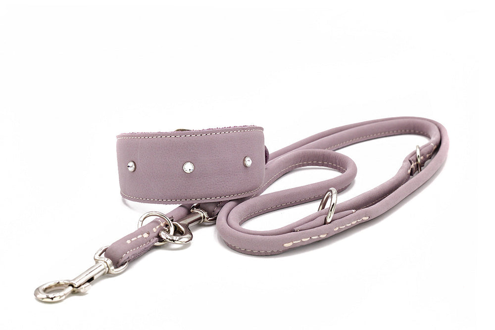 "Windhundhalsband Diamond in sanftem lila mit silbernen Nieten und metallischem Karabiner."