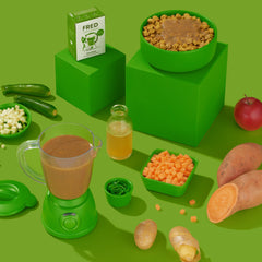 FRED Smoothie Gemüse mit Spirulina im 2er Set, gesunder Snack für Hunde mit frischen Zutaten in einer modernen Küchenszene.
