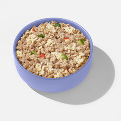 FRED VET Intestinal Diät für Hunde mit Pankreasproblemen in lila Schüssel mit Couscous, Fleisch und buntem Gemüse.