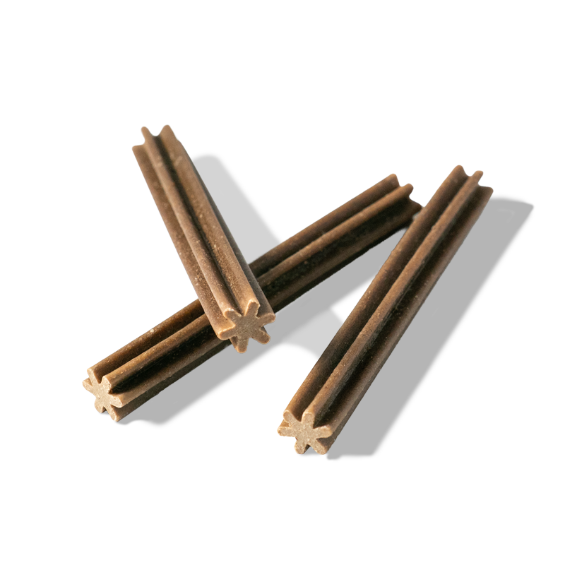 Braune FRED Dental Sticks mit sternförmigen Enden, angeordnet auf weißem Hintergrund.