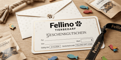 Geschenkgutschein von Fellino Tierbedarf auf Holzuntergrund, umgeben von Tierfutter und bunten Spielzeugen.