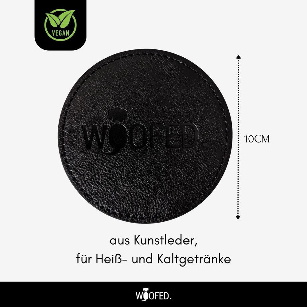 Runder veganer Getränkeuntersetzer aus Kunstleder mit "WOOFED"-Schriftzug, 10 cm, für heiße und kalte Getränke.