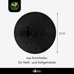 Runder veganer Getränkeuntersetzer aus Kunstleder mit "WOOFED"-Schriftzug, 10 cm, für heiße und kalte Getränke.