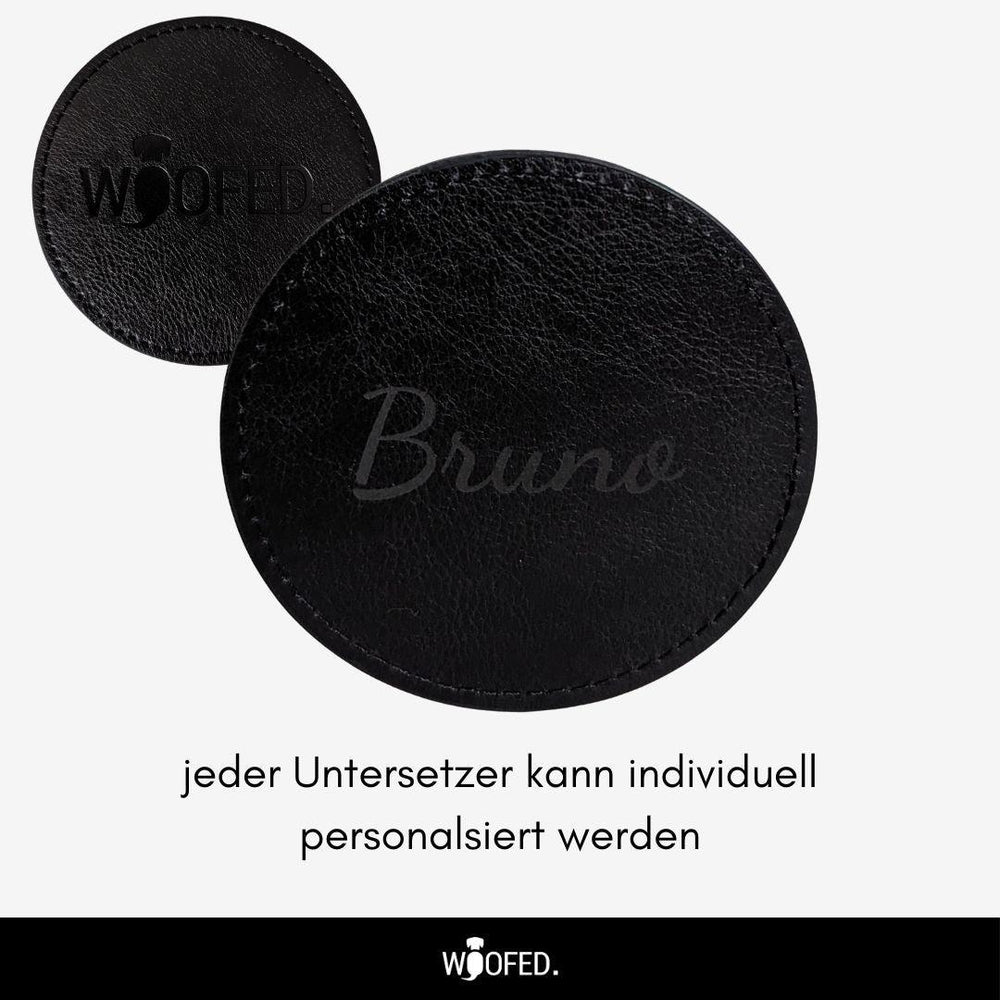 Schwarzer Leder-Getränkeuntersetzer mit eingeprägtem Namen "Bruno" und Hinweis auf individuelle Personalisierung.
