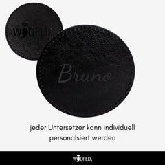 Schwarzer Leder-Getränkeuntersetzer mit eingeprägtem Namen "Bruno" und Hinweis auf individuelle Personalisierung.