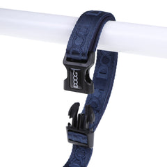 Blaues Hundehalsband mit robustem Plastikverschluss an weißer Stange, strukturiertes Muster sichtbar.