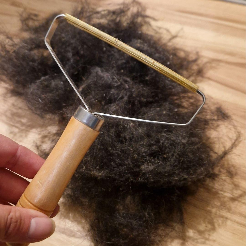 Haarentferner mit Holzgriff zum mühelosen Entfernen von Tierhaaren und Fusseln von Möbeln und Oberflächen.