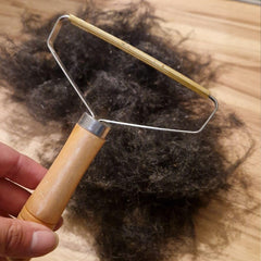 Haarentferner mit Holzgriff zum mühelosen Entfernen von Tierhaaren und Fusseln von Möbeln und Oberflächen.