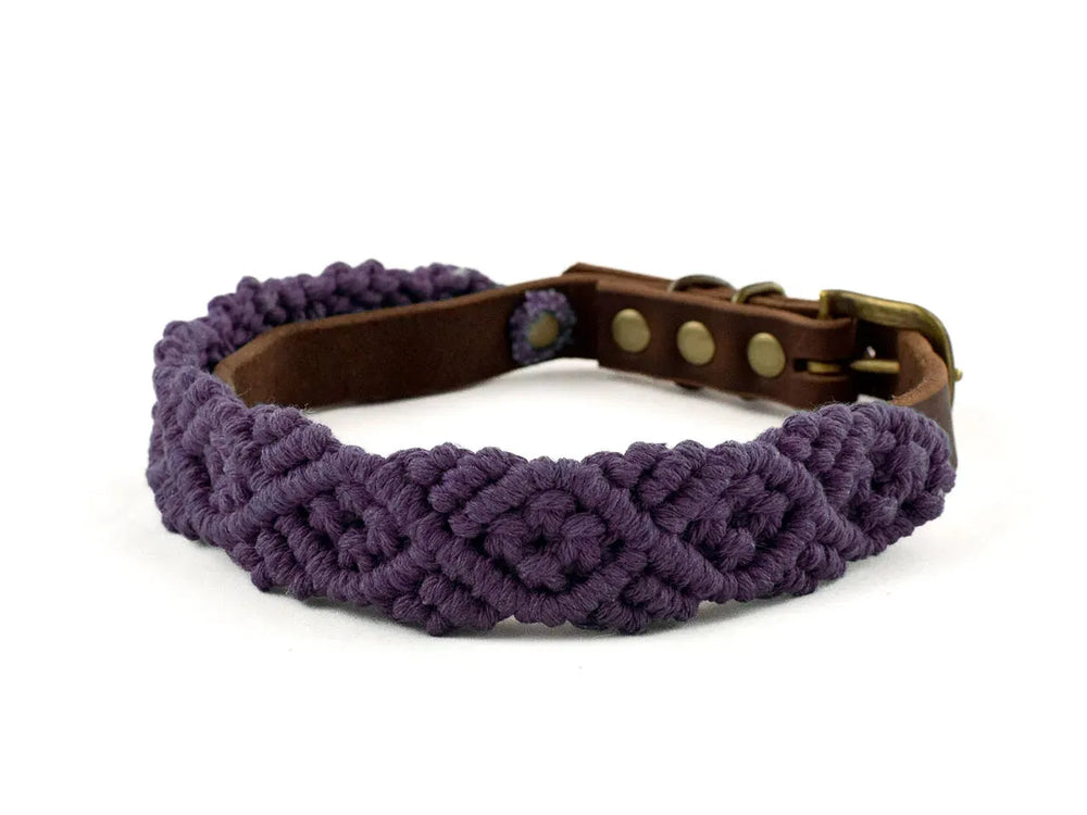 Makramee Lederhalsband 'Boho' in lila, geknotetes Garn auf braunem Leder mit metallischem Verschluss.